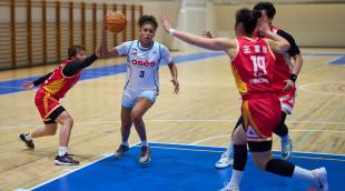 Cesarina Capellán se dirige a la canasta rival en el amistoso frente al Shanxi Rui Flame chino.