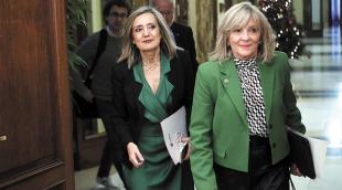 María Caballero  y, detrás, Cristina Ibarrola, en una imagen en la que ambas entran a un pleno municipal de Pamplon