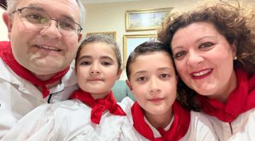 Juan Espinosa Valverde, con sus padres, Juan Antonio y Margarita, y su hermana Asunción.