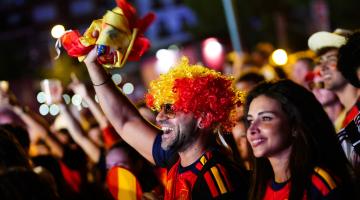 Aficionados celebran la victoria de España en las semifinales del Mundial 2026 que han disputado frente a Francia, desde la "fan zone" de la Plaza de Colón en Madrid, este martes