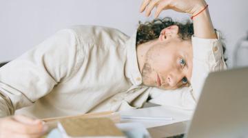 Una persona procrastinando
