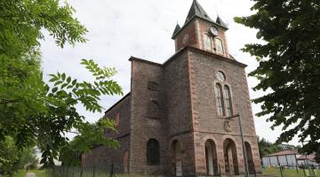 Imagen de la iglesia del antiguo colegio de los Capcuchinos de Lekaroz, rodeada por un perímetro de seguridad.