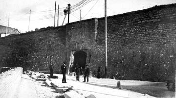El portal en 1906, poco antes de su reforma