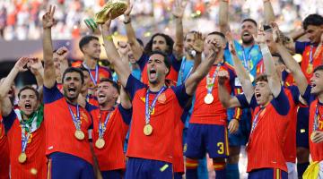 El navarro Mikel Merino sujeta la copa del Mundo
