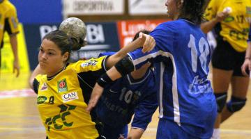 Silvia Ederra, en uno de los encuentros con el Itxako, club estellés en el que se formó en sus equipos de cantera y en el que llegó a debutar y conseguir sus primeros títulos profesionales