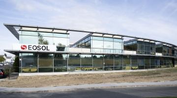 Fachada del edificio que acoge las oficinas del Grupo EOSOL en Mutilva, Navarra.