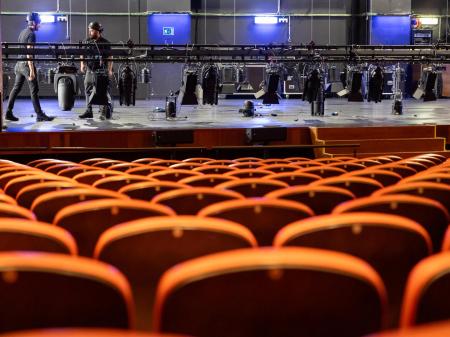 Las varas del Teatro Gaztambide descienden hasta el escenario para que el equipo técnico pueda trabajar sin necesidad de subirse a alguna estructura