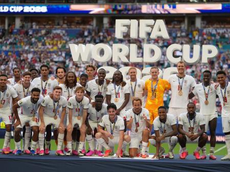 Los jugadores de Inglaterra posan con la medalla del tercer lugar este sábado, después de ganar a Francia el tercer puesto en el Mundial con un marcador de 4-6