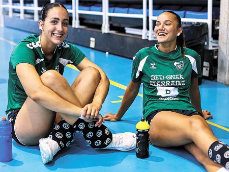 Inés García y Kattalin Echegaray, de 15 y 16 años, navarras internacionales del Replasa Beti Onak.