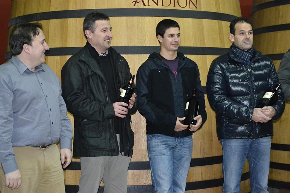 Los Pelotaris De Aspe Reciben 1200 Botellas De Vino De Marco Real