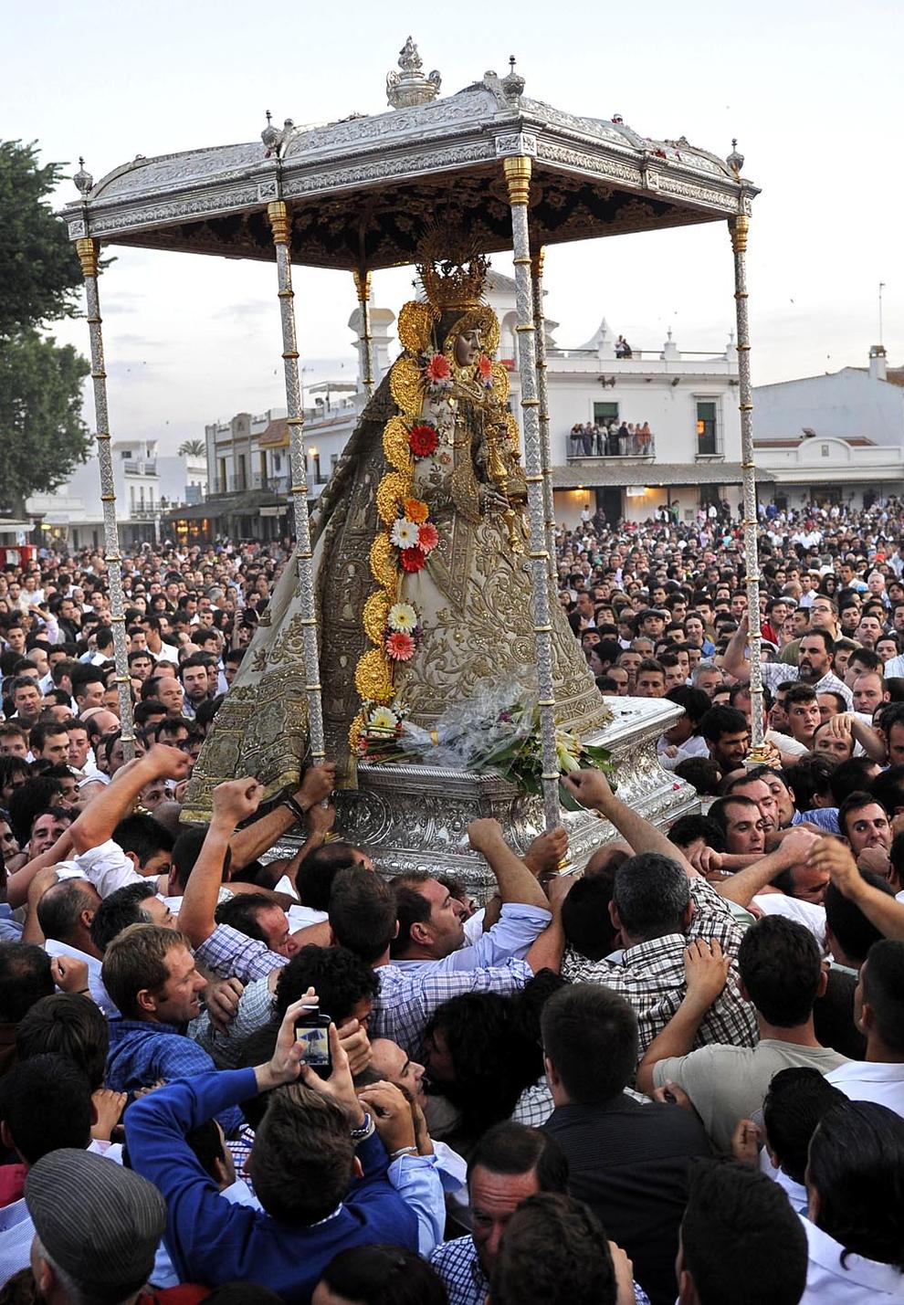 Procesión De La Virgen Del Rocío En Almonte Huelva