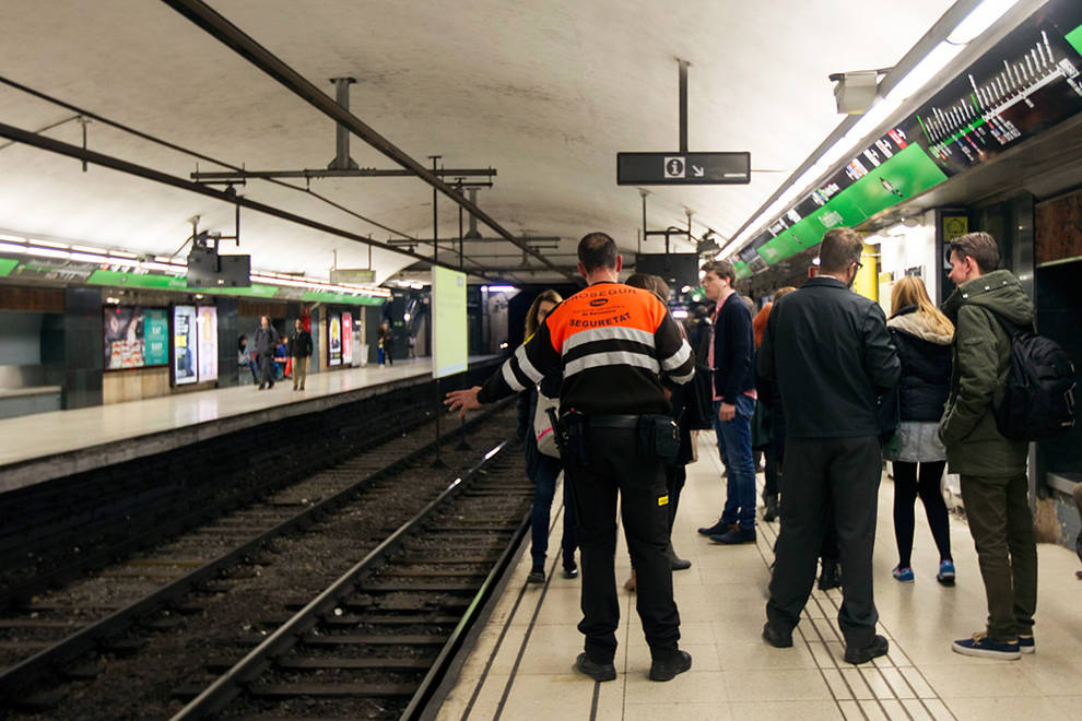 Sucesos Barcelona Colapso En Los Trenes De Barcelona Tras Arder