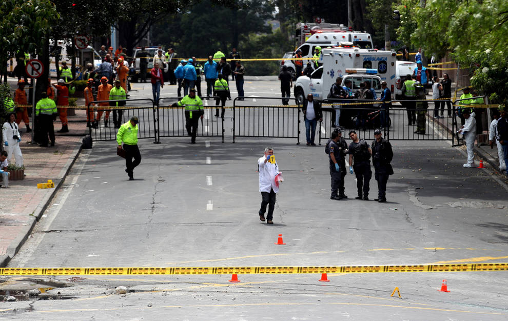 Una Explosión En Bogotá Deja Un Policía Muerto Y Al Menos 30 Heridos