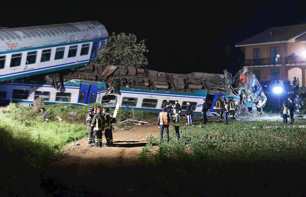Dos muertos y 20 heridos al descarrilar un tren en el norte de Italia