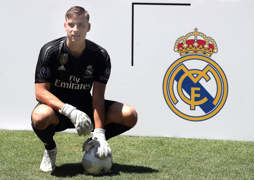 El Real Madrid Presenta Al Joven Portero Lunin A La Espera De Courtois