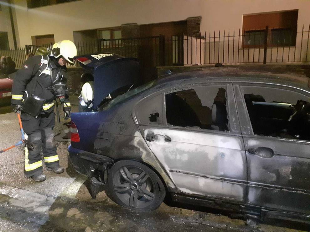 Se Incendia Un Vehículo En Plena Calle En Peralta