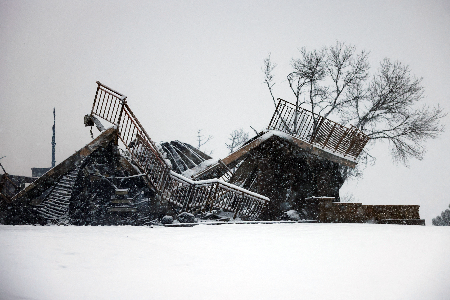 La nieve apaga los devastadores incendios forestales que han destruido medio millar de viviendas