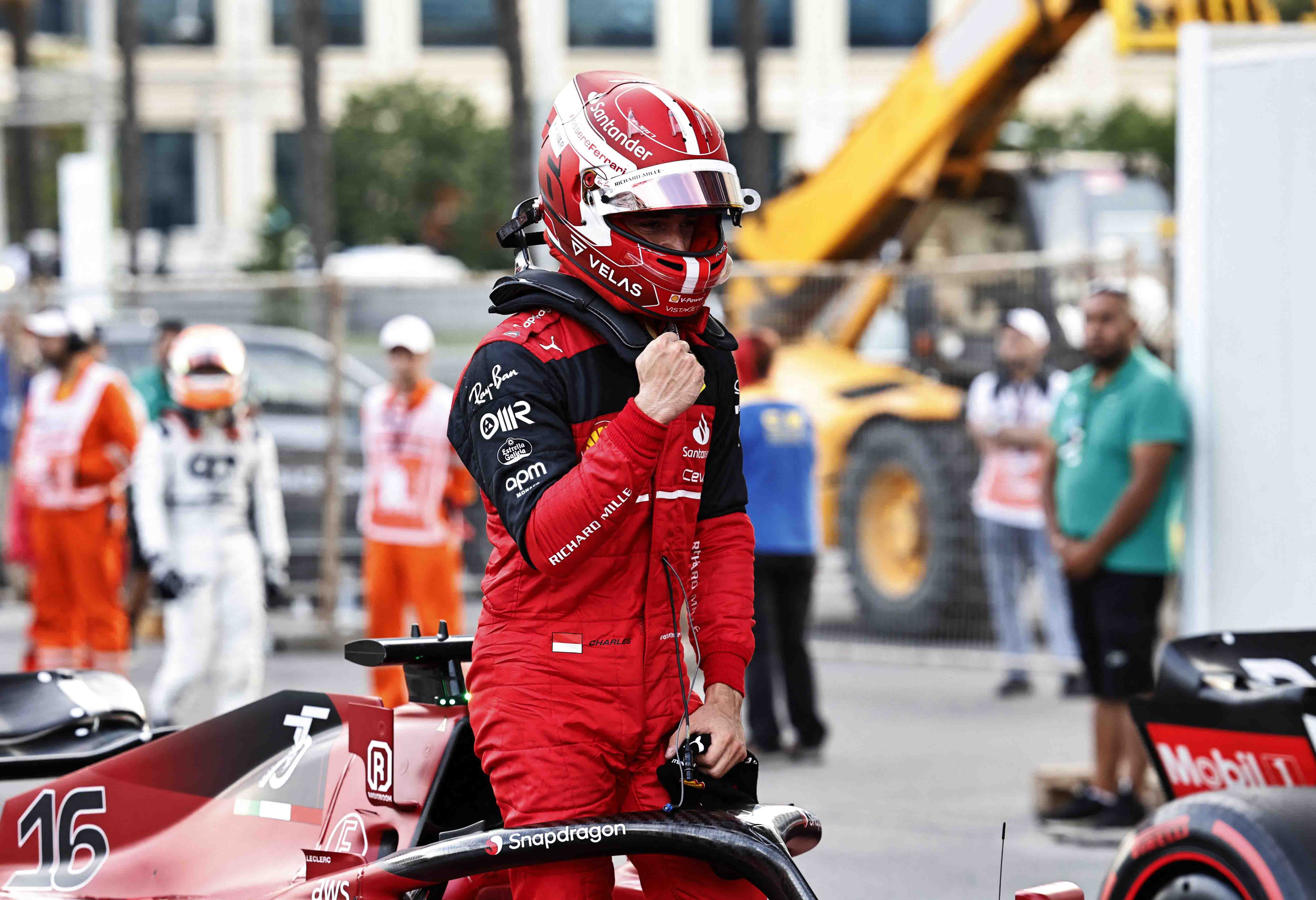 Leclerc logra la pole en Bakú, Sainz saldrá cuarto y Alonso, décimo