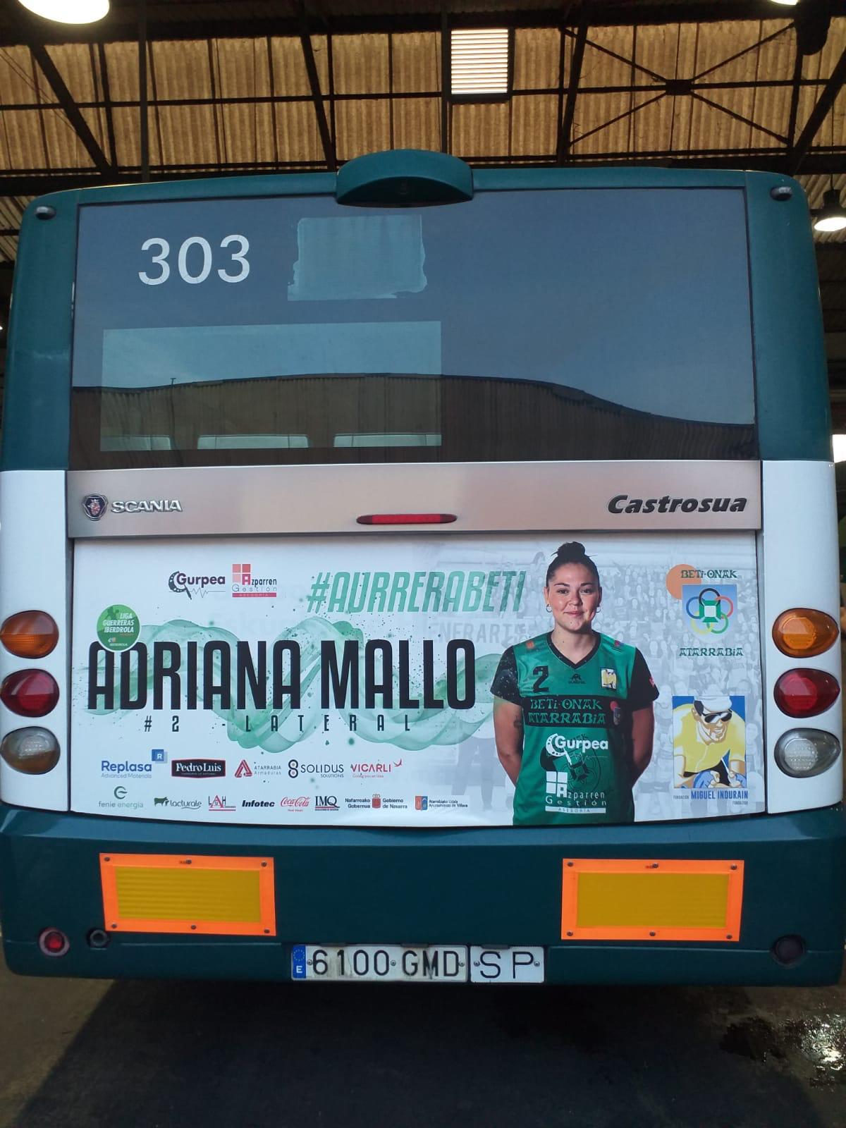 Las jugadoras del Beti Onak protagonizan una campaña en villavesas