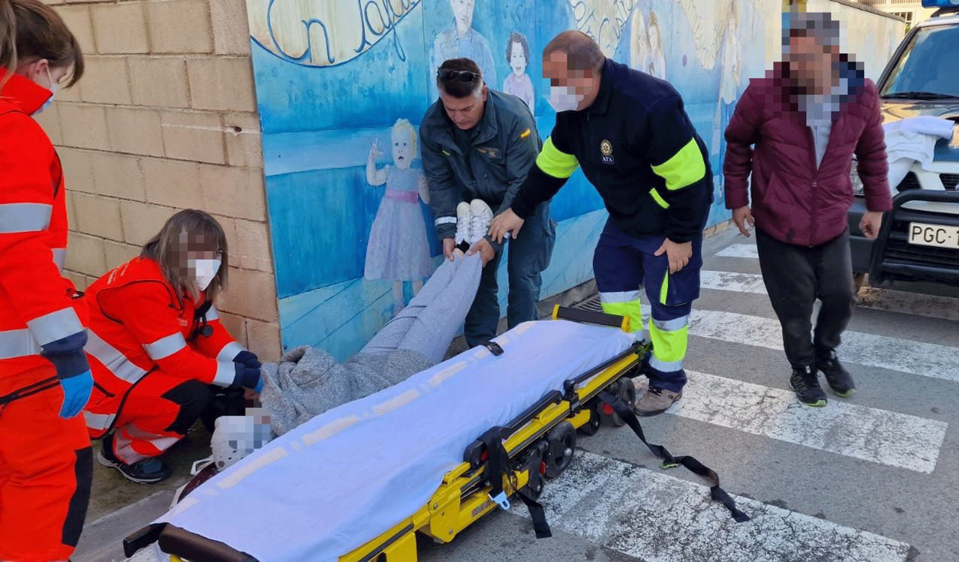 Sanitarios y agentes de la Guardia Civil auxilian a la mujer que sufrió un desmayo