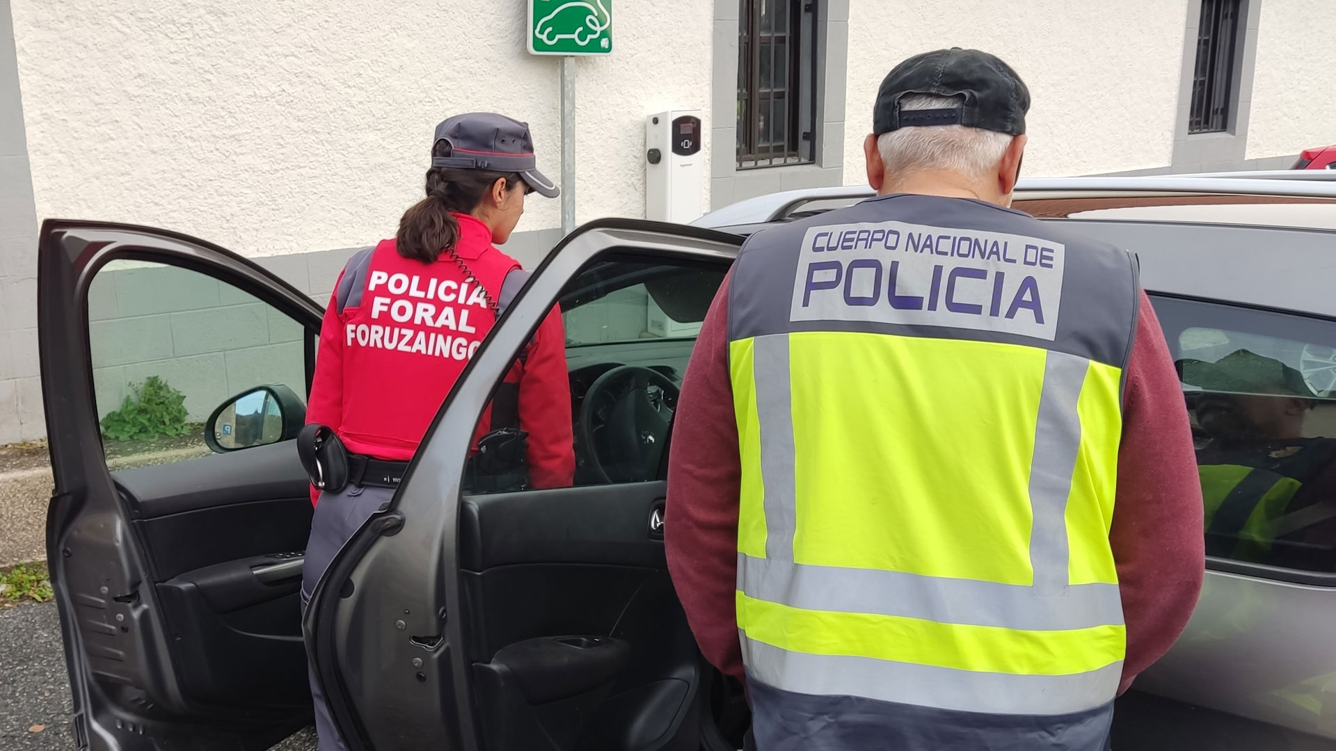 Detenidos Por Robar Joyas Y Dinero En Una Casa De Erro Tras El Aviso De Un Vecino Que Los Vio 2330