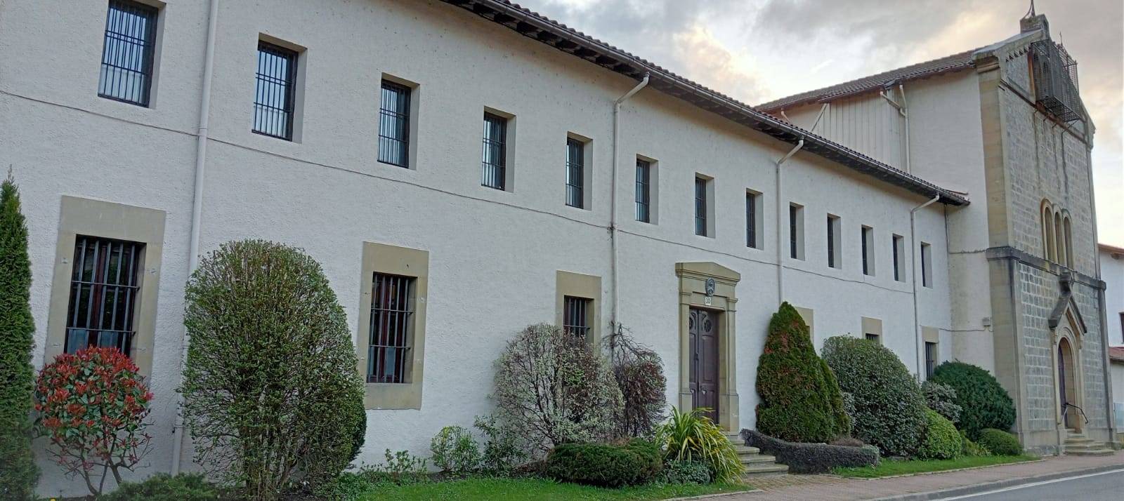 A la izquierda, puerta de acceso al convento y, a la derecha, imagen del templo.