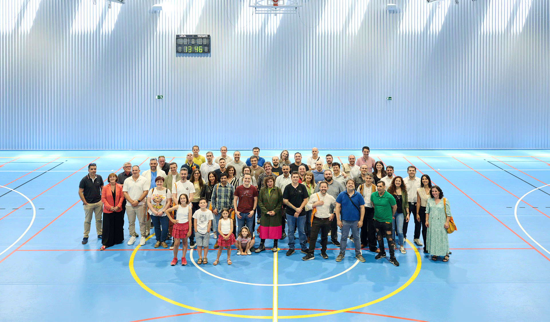 Los antiguos alumnos de Calasanz Escolapios Pamplona posan en grupo.