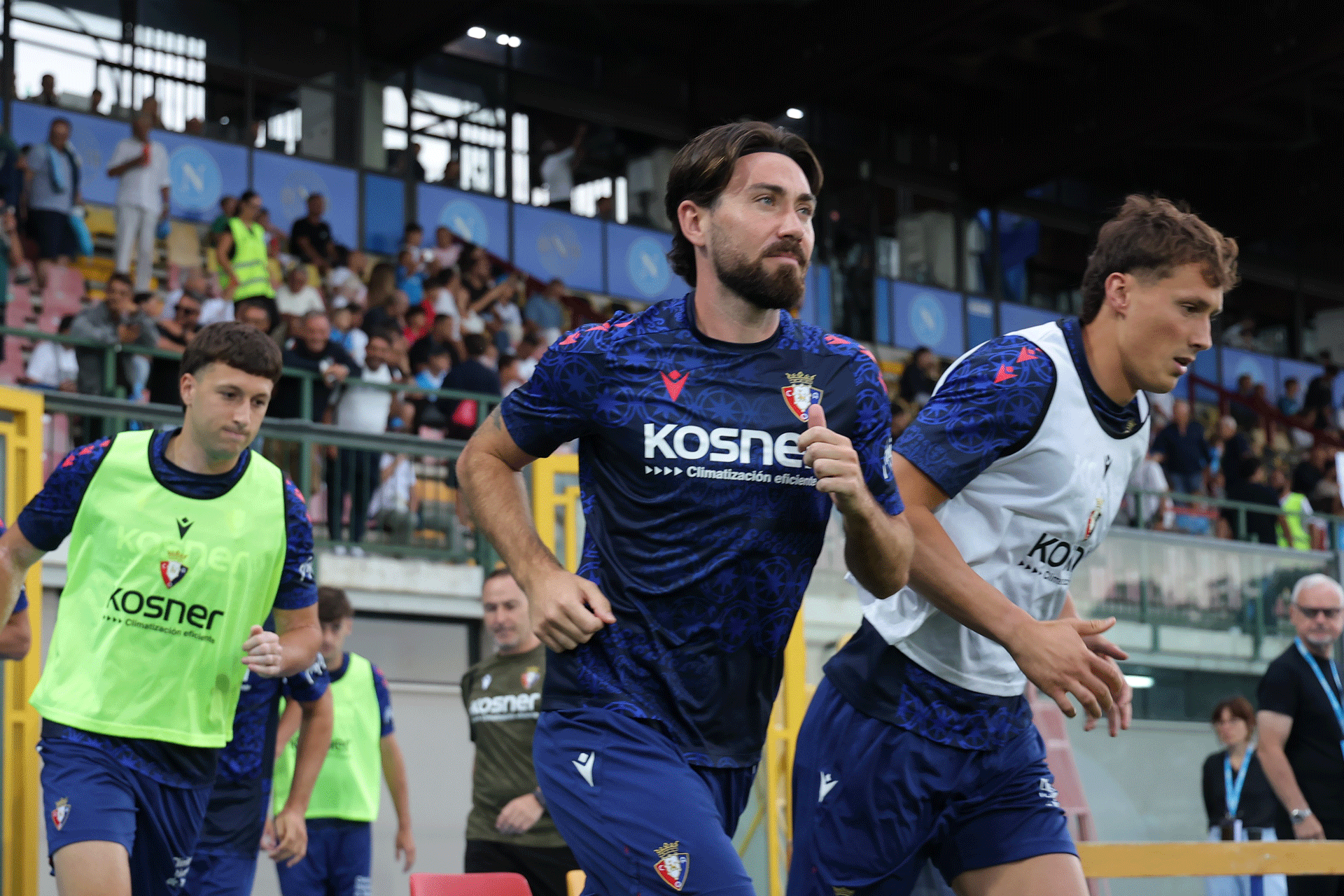 Jugadores de Osasuna saltando a calentar para el encuentro contra en Napoli